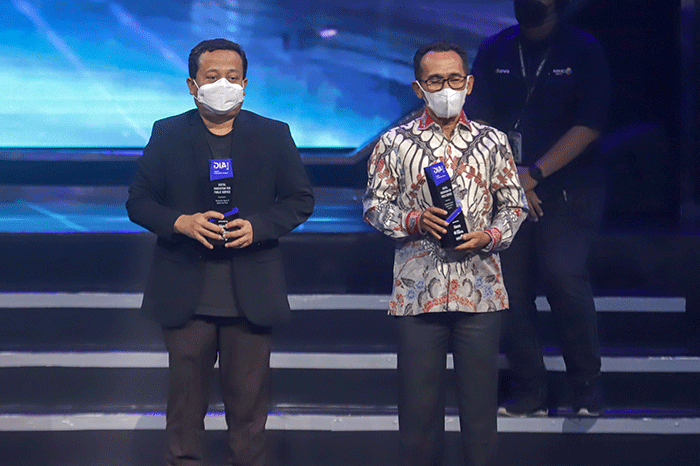 Kementarian Agama yang diwakili Kepala Biro HDI Kemenag RI Thobib Al Ashyar saat menerima penghargaan Digital Innovastion Award (DIA) 2022.