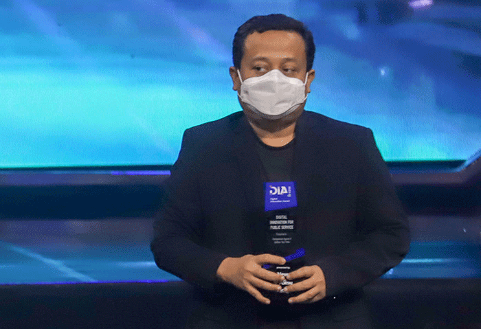 Kementarian Agama yang diwakili Kepala Biro HDI Kemenag RI Thobib Al Ashyar saat menerima penghargaan Digital Innovastion Award (DIA) 2022.