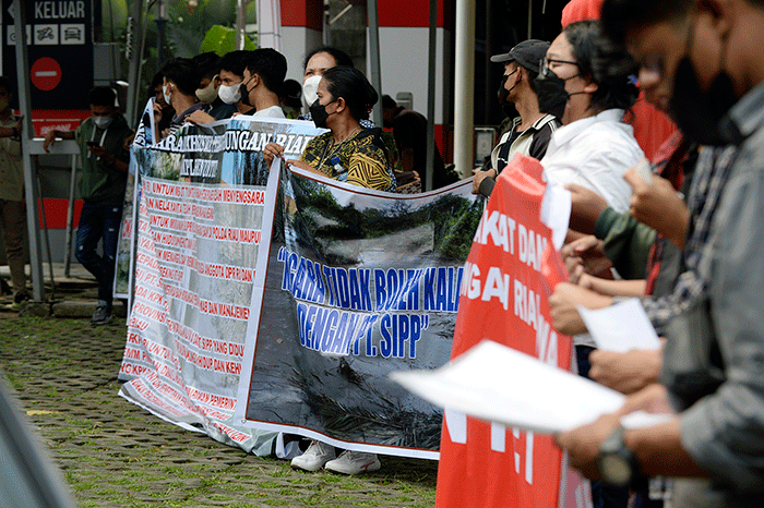 Aliansi Mahasiswa Masyarakat Peduli Lingkungan Riau (AMMPLR) menggelar aksi demonstrasi di depan Gedung Merah Putih KPK, Jakarta, Rabu (30/3/2022).