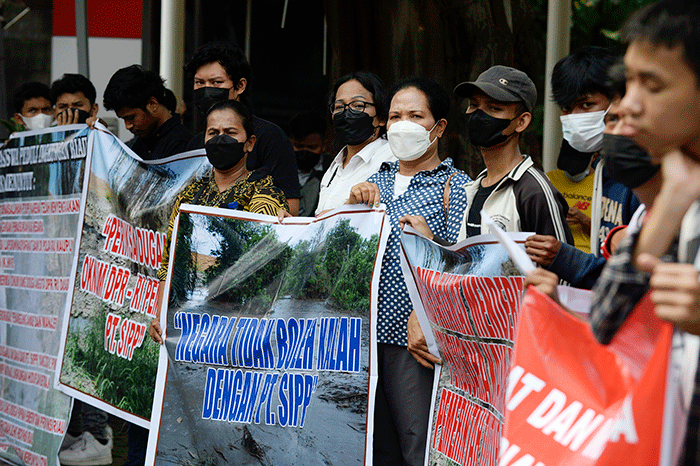 Aliansi Mahasiswa Masyarakat Peduli Lingkungan Riau (AMMPLR) menggelar aksi demonstrasi di depan Gedung Merah Putih KPK, Jakarta, Rabu (30/3/2022).
