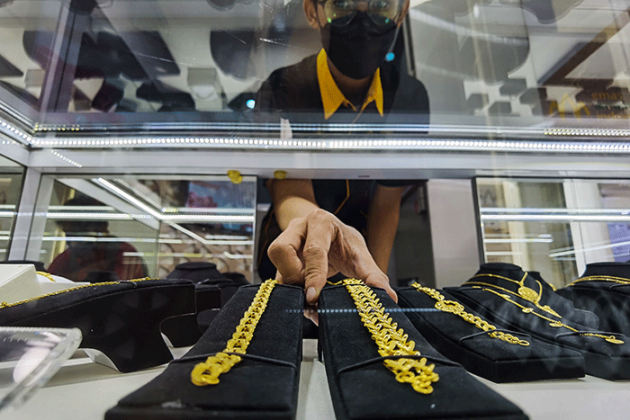 Penjual merapikan perhiasan di Toko emas kawasan Jakarta Pusat, Rabu, (30/3/2022).