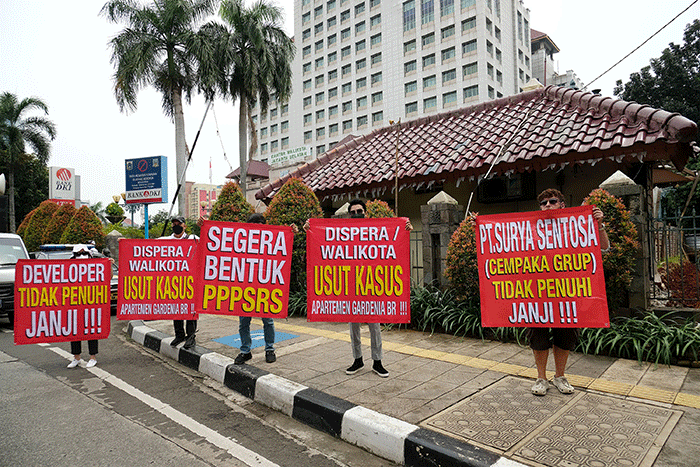 Puluhan penghuni apartemen Gardenia Boulevard menggelar aksi unjuk rasa di Kantor Wali Kota Jakarta Selatan, Jakarta, Rabu (30/3/2022).