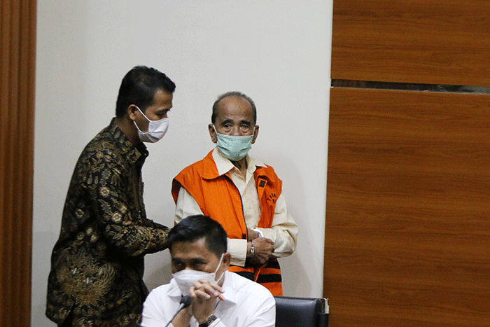 Mantan Gubernur Riau periode 2014-2019, Annas Maamun usai ditetapkan tersangka saat jumpa pers di Gedung Merah Putih KPK, Jakarta, Rabu (30/3/2022).