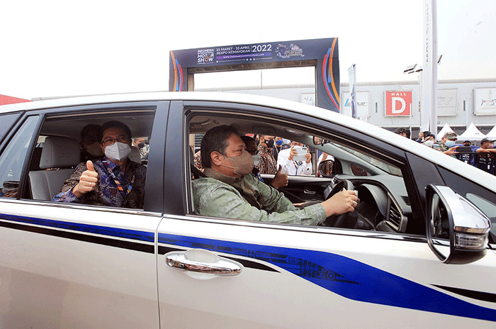 Menko Perekonomian Airlangga Hartarto menjajal Mobil Listrik Toyota Innova EV Concept Teranyar.