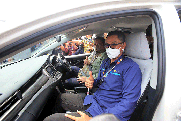Menko Perekonomian Airlangga Hartarto menjajal Mobil Listrik Toyota Innova EV Concept Teranyar.