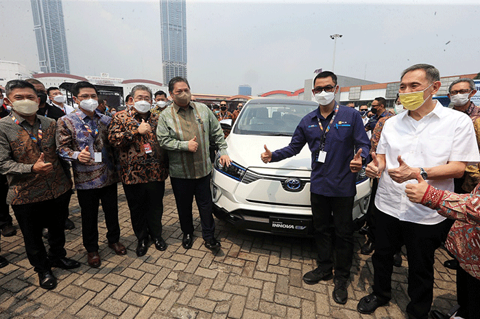 Menko Perekonomian Airlangga Hartarto menjajal Mobil Listrik Toyota Innova EV Concept Teranyar.