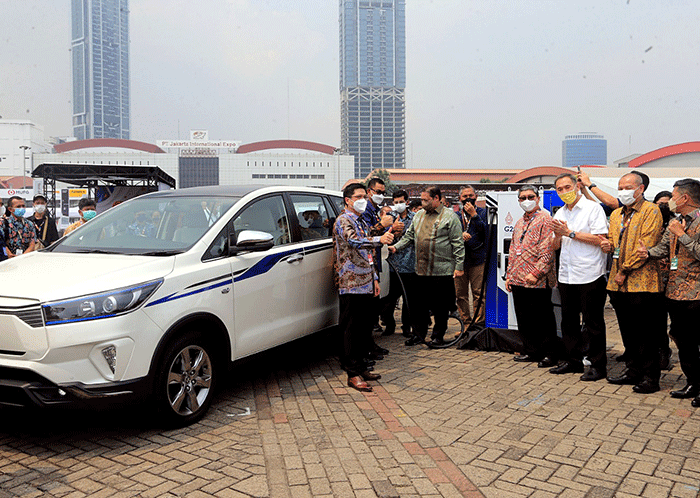 Menko Perekonomian Airlangga Hartarto menjajal Mobil Listrik Toyota Innova EV Concept Teranyar.