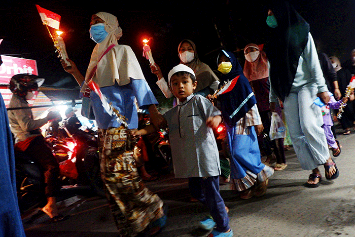 Sejumlah warga mengikuti pawai obor di Gandul, Depok, Jawa Barat, Rabu (30/3/2022).