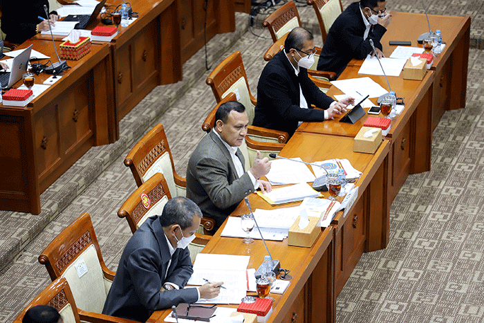Ketua KPK Firli Bahuri memberikan paparan saat rapat kerja dengan Komisi III DPR di Kompleks Parlemen, Senayan, Jakarta, Rabu (30/3/2022).