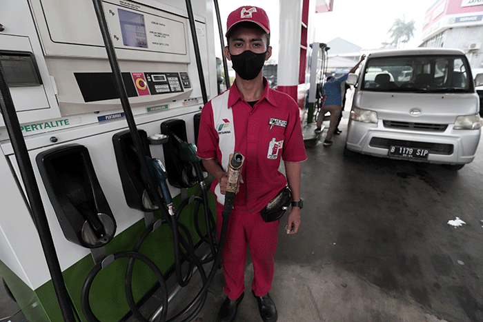 Pengendara mengisi BBM di SPBU kawasan Jatiwarna, Kota Bekasi, Jawa Barat, Kamis (31/3/2022).