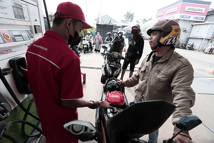 Pengendara mengisi BBM di SPBU kawasan Jatiwarna, Kota Bekasi, Jawa Barat, Kamis (31/3/2022).