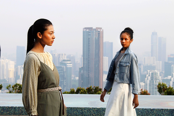 Model memperagakan koleksi terbaru saat peluncuran Uniqlo Batik Motif Collection spring/summer di Jakarta, Rabu (30/3/2022).