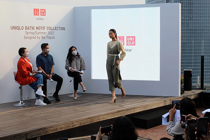 Model memperagakan koleksi terbaru saat peluncuran Uniqlo Batik Motif Collection spring/summer di Jakarta, Rabu (30/3/2022).