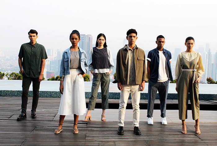 Model memperagakan koleksi terbaru saat peluncuran Uniqlo Batik Motif Collection spring/summer di Jakarta, Rabu (30/3/2022).