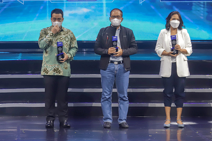 Wakil Gubernur DKI Jakarta Ir. H. Ahmad Riza Patria, M.B.A saat menerima penghargaan Digital Innovation Award (DIA) 2022.