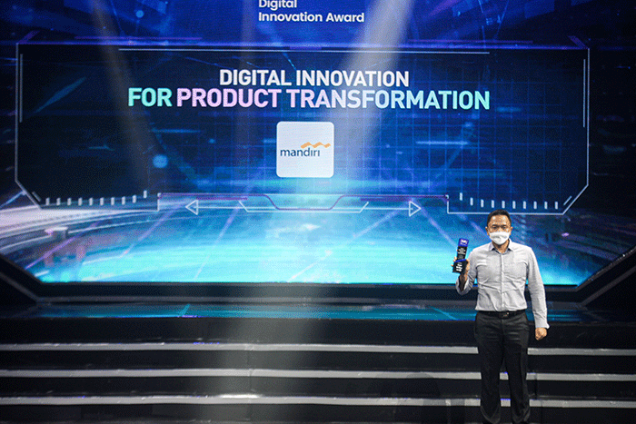 Vice President Bank Mandiri, Budi Prasetyo saat menerima penghargaan Digital Innovation Award (DIA) 2022.