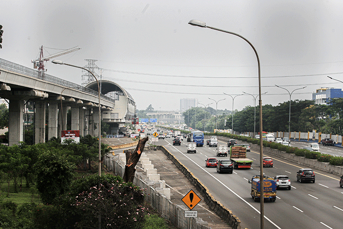 Sejumlah kendaraan melintasi ruas jalan Tol Jagorawi di kawasan Jakarta Timur, Jumat (1/4/2022).