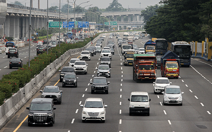 Sejumlah kendaraan melintasi ruas jalan Tol Jagorawi di kawasan Jakarta Timur, Jumat (1/4/2022).