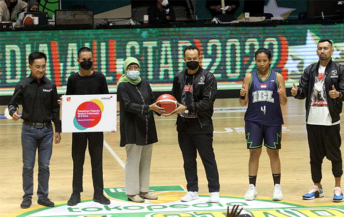 Peluncuran program pelatihan talenta basket ke Sekolah saat IBL All Star 2022 di Hall Basket Senayan, Jakarta, Kamis (31/3/2022).