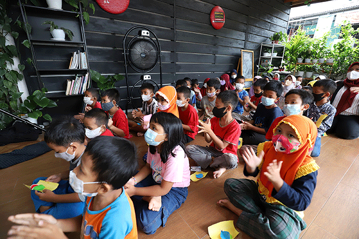 Pendongeng Awam Prakoso atau yang lebih dikenal dengan Kak Awam mendongeng untuk anak-anak di Kampung dongeng indonesia, Kampung Sawah, Ciputat.