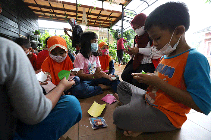 Pendongeng Awam Prakoso atau yang lebih dikenal dengan Kak Awam mendongeng untuk anak-anak di Kampung dongeng indonesia, Kampung Sawah, Ciputat.