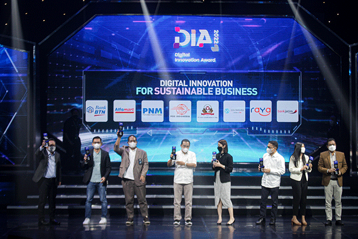 Direktur Kelembagaan dan Perencanaan, Sunar Basuki saat menerima penghargaan Digital Innovation Award (DIA) 2022.