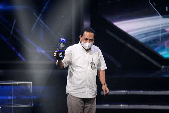 Ketua Satuan Tugas (Satgas) Penyaluran Dana Bantuan Sembako 2022, Hendra Sari saat menerima penghargaan Digital Innovation Award (DIA) 2022.