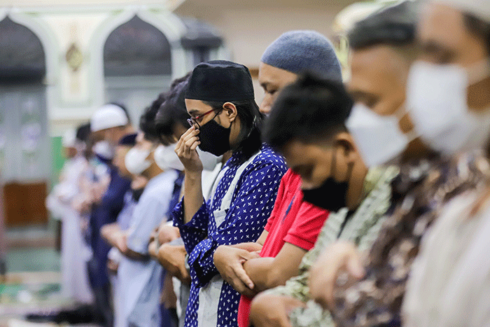 Umat Muslim melaksanakan shalat Tarawih berjamaah di Masjid Agung Al-Azhar, Jakarta Selatan, Jumat (1/4/2022).
