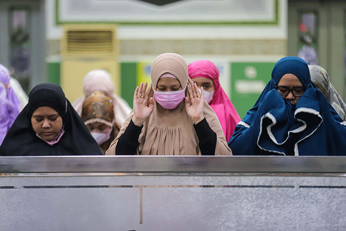 Umat Muslim melaksanakan shalat Tarawih berjamaah di Masjid Agung Al-Azhar, Jakarta Selatan, Jumat (1/4/2022).