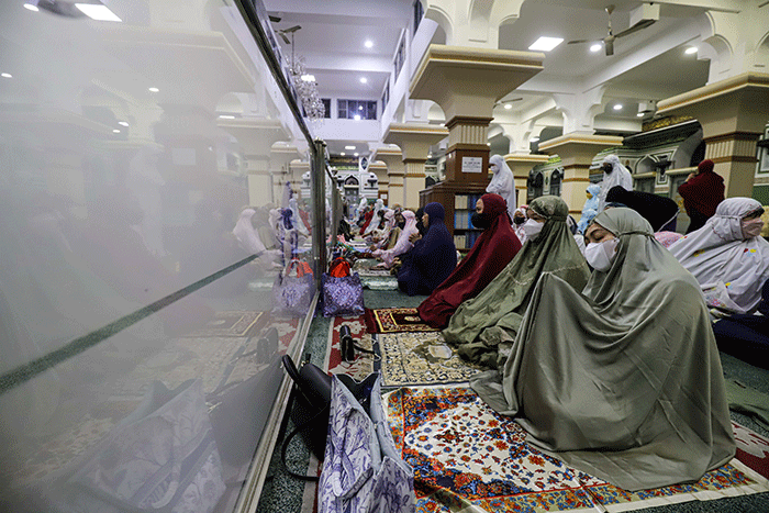 Umat Muslim melaksanakan shalat Tarawih berjamaah di Masjid Agung Al-Azhar, Jakarta Selatan, Jumat (1/4/2022).
