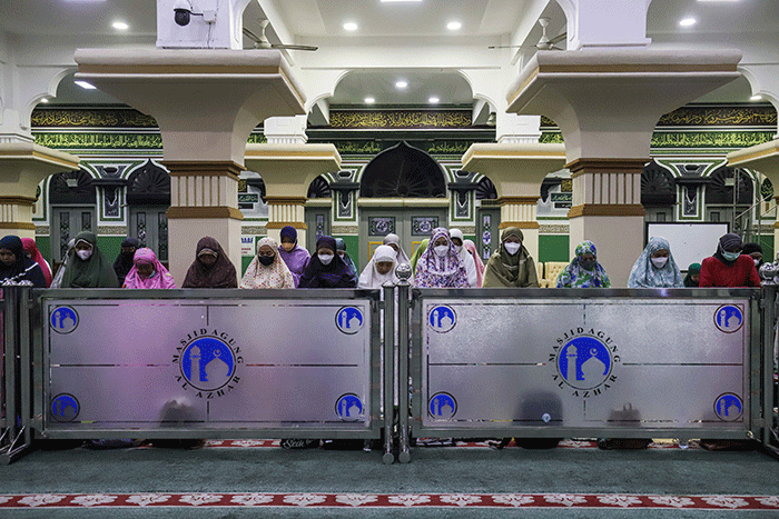 Umat Muslim melaksanakan shalat Tarawih berjamaah di Masjid Agung Al-Azhar, Jakarta Selatan, Jumat (1/4/2022).
