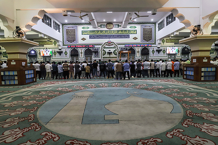 Umat Muslim melaksanakan shalat Tarawih berjamaah di Masjid Agung Al-Azhar, Jakarta Selatan, Jumat (1/4/2022).