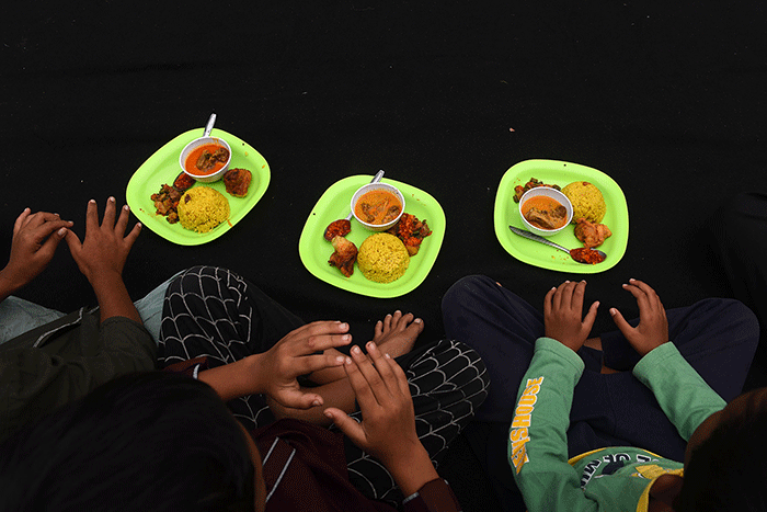 Warga Muslim Kampung Kapitan melaksanakan acara sedekah Kampung Kapitan di depan rumah Kapitan pinggiran Sungai Musi.