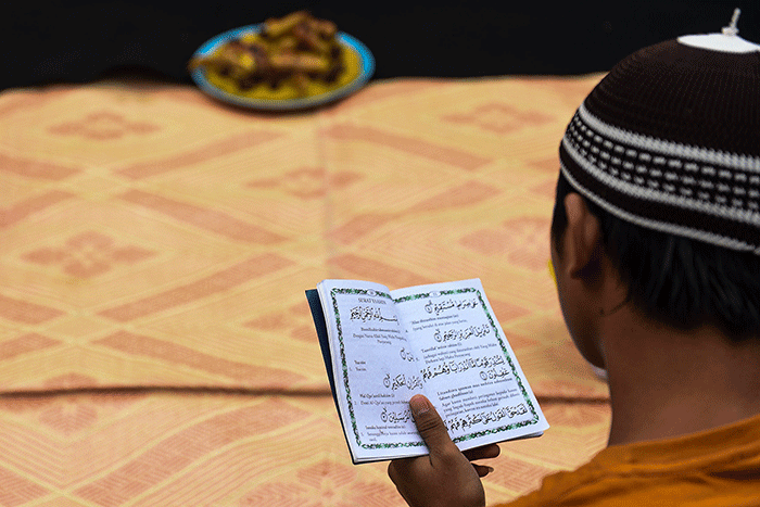 Warga Muslim Kampung Kapitan melaksanakan acara sedekah Kampung Kapitan di depan rumah Kapitan pinggiran Sungai Musi.