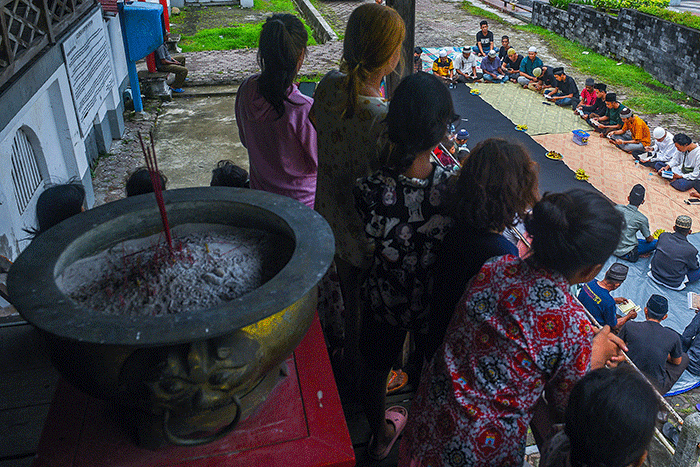 Warga Muslim Kampung Kapitan melaksanakan acara sedekah Kampung Kapitan di depan rumah Kapitan pinggiran Sungai Musi.