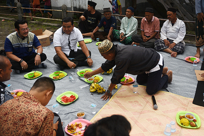 Warga Muslim Kampung Kapitan melaksanakan acara sedekah Kampung Kapitan di depan rumah Kapitan pinggiran Sungai Musi.