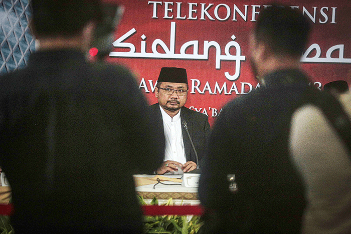 Menteri Agama Yaqut Cholil Qoumas (kiri) didampingi Wakil Menteri Agama Zainud Tauhid memberikan keterangan hasil sidang isbat penetapan 1 Ramadhan 1443 H.