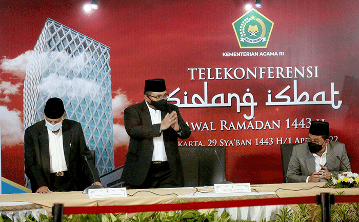 Menteri Agama Yaqut Cholil Qoumas (kiri) didampingi Wakil Menteri Agama Zainud Tauhid memberikan keterangan hasil sidang isbat penetapan 1 Ramadhan 1443 H.
