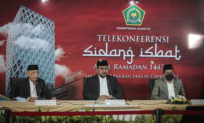 Menteri Agama Yaqut Cholil Qoumas (kiri) didampingi Wakil Menteri Agama Zainud Tauhid memberikan keterangan hasil sidang isbat penetapan 1 Ramadhan 1443 H.
