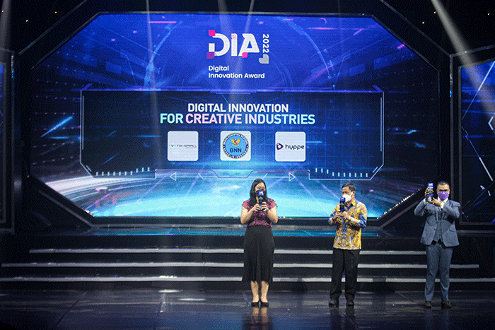 Head of Tokomall, Thelvia Vennieta saat menerima penghargaan Digital Innovation Award (DIA) 2022.