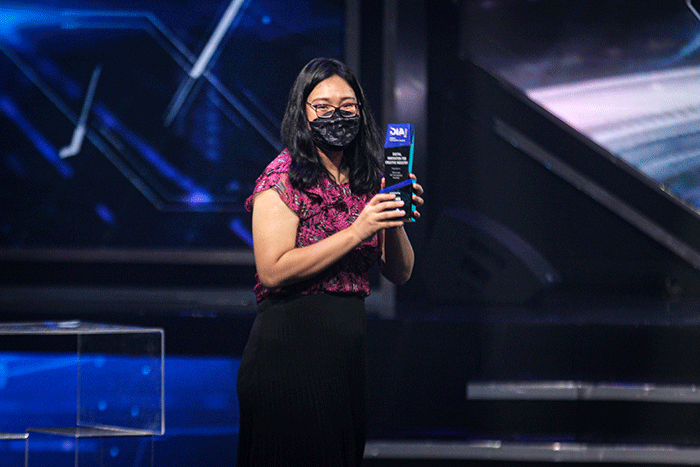 Head of Tokomall, Thelvia Vennieta saat menerima penghargaan Digital Innovation Award (DIA) 2022.