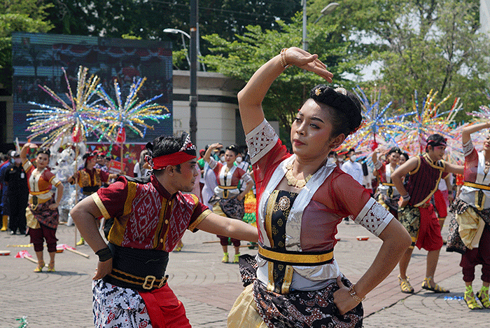 Atraksi tarian Gambang Semarangan menyemarakkan pembukaan tradisi Dugderan di halaman Balai Kota Semarang, Jawa Tengah, Kamis (31/3/2022).