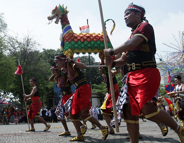 Atraksi tarian Gambang Semarangan menyemarakkan pembukaan tradisi Dugderan di halaman Balai Kota Semarang, Jawa Tengah, Kamis (31/3/2022).