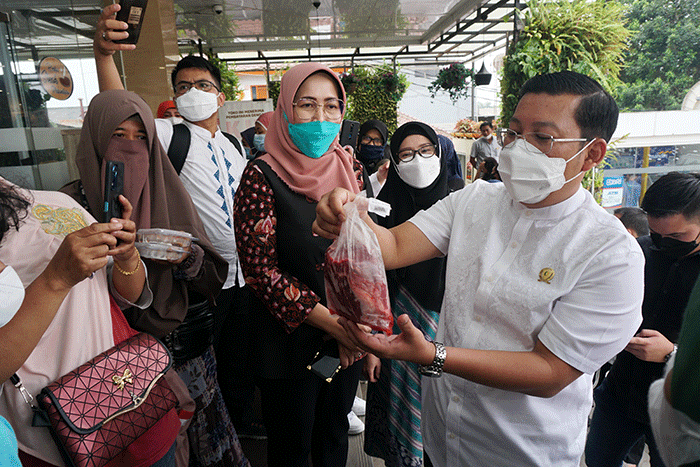Kepala Badan Pangan Nasional (BPN) Arief Prasetyo Adi dan Ketua KADIN DKI Jakarta Diana Dewi melakukan sidak ke Toko Daging Nusantara.