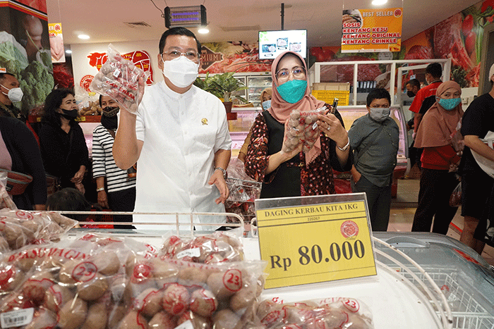 Kepala Badan Pangan Nasional (BPN) Arief Prasetyo Adi dan Ketua KADIN DKI Jakarta Diana Dewi melakukan sidak ke Toko Daging Nusantara.