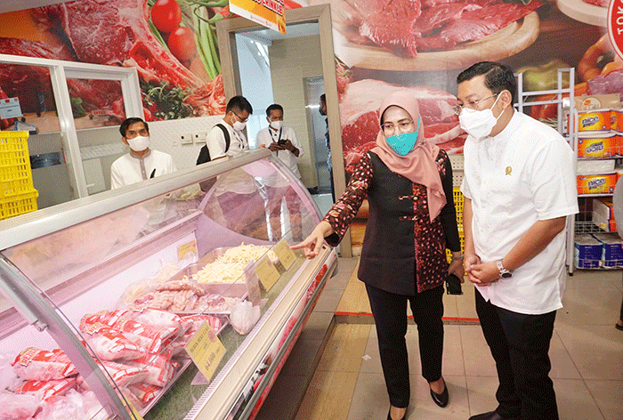 Kepala Badan Pangan Nasional (BPN) Arief Prasetyo Adi dan Ketua KADIN DKI Jakarta Diana Dewi melakukan sidak ke Toko Daging Nusantara.