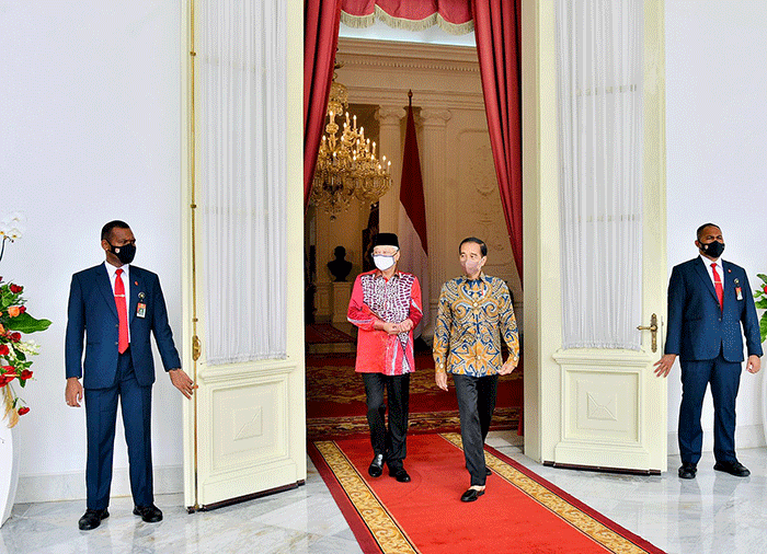 Presiden Joko Widodo menyambut kunjungan kerja Perdana Menteri (PM) Malaysia Ismail Sabri bin Yaakob di Istana Merdeka, Jakarta, Jumat (1/4/2022).