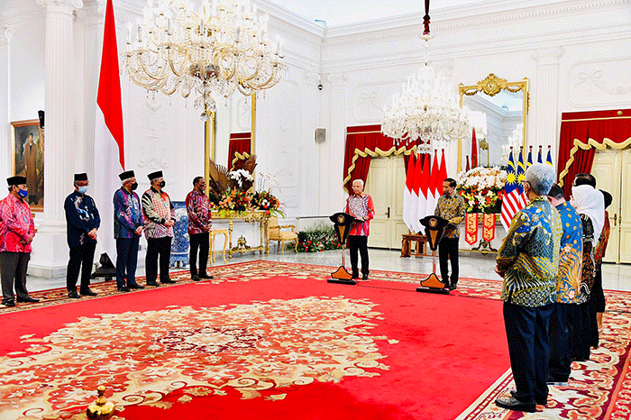 Presiden Joko Widodo menyambut kunjungan kerja Perdana Menteri (PM) Malaysia Ismail Sabri bin Yaakob di Istana Merdeka, Jakarta, Jumat (1/4/2022).