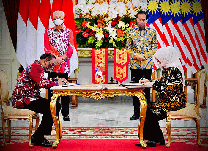 Presiden Joko Widodo menyambut kunjungan kerja Perdana Menteri (PM) Malaysia Ismail Sabri bin Yaakob di Istana Merdeka, Jakarta, Jumat (1/4/2022).