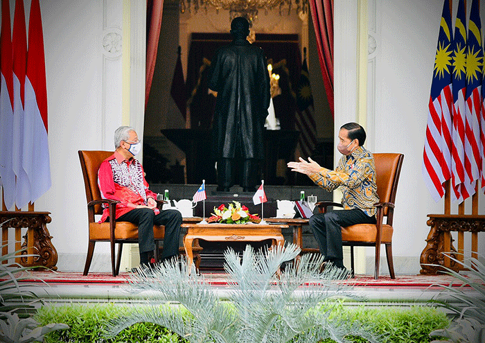 Presiden Joko Widodo menyambut kunjungan kerja Perdana Menteri (PM) Malaysia Ismail Sabri bin Yaakob di Istana Merdeka, Jakarta, Jumat (1/4/2022).